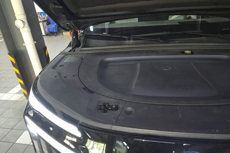 Used Denza N8L 2025 Model Flagship Model Engine Bay Right