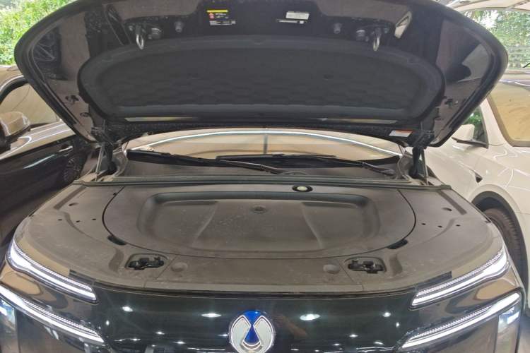 Used Denza N8L 2025 Model Zunrong Model Engine Bay