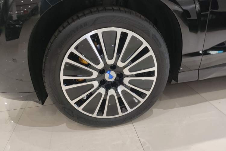 Used Denza N8L 2025 Model Flagship Model Left Front Wheel Hub
