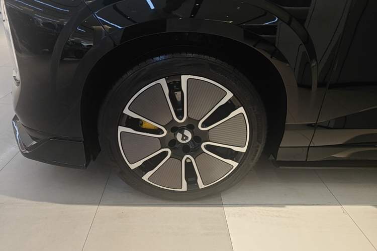 Used Denza N8L 2025 Model Flagship Model Left Front Wheel Hub