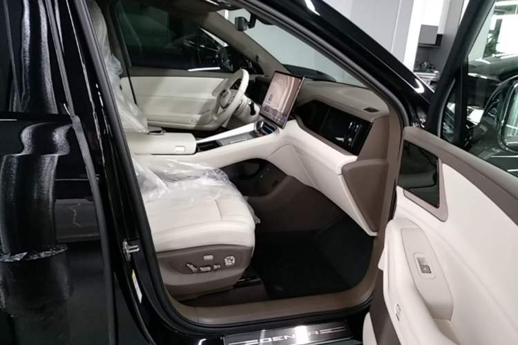 Used Denza N8L 2025 Model Flagship Model Right Front Seat