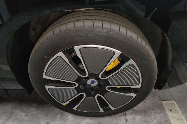 Used Denza N8L 2025 Model Flagship Model Right Front Wheel Hub