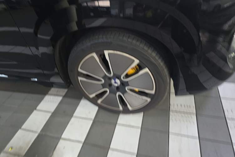 Used Denza N8L 2025 Model Flagship Model Right Front Wheel Hub