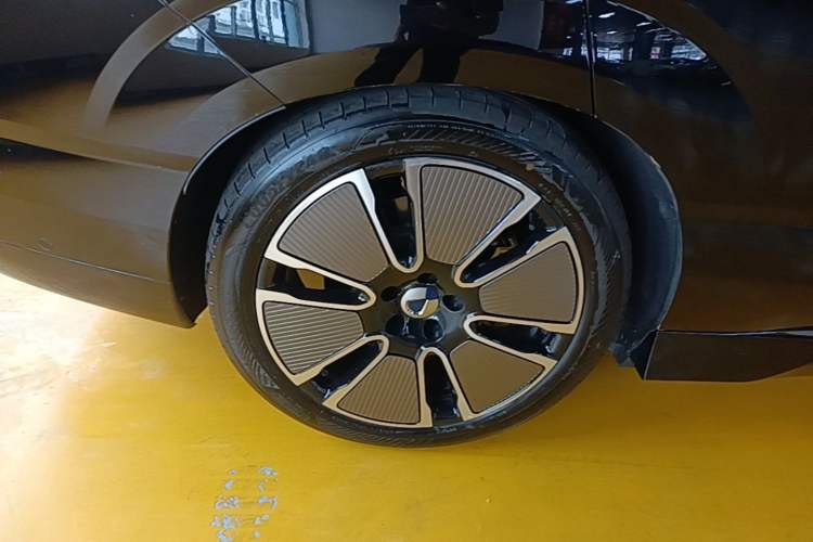 Used Denza N8L 2025 Model Flagship Model Right Rear Wheel Hub