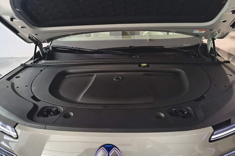 Used Denza N8L 2025 Model Zunrong Model Engine Bay