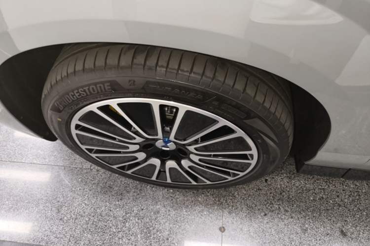 Used Denza N8L 2025 Model Flagship Model Left Front Wheel Hub