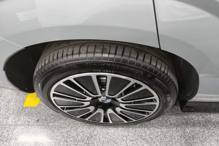 Used Denza N8L 2025 Model Flagship Model Right Rear Wheel Hub
