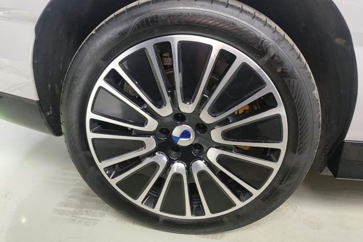 Used Denza N8L 2025 Model Flagship Model Right Rear Wheel Hub