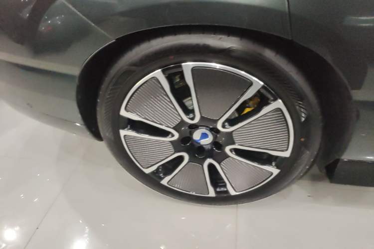 Used Denza N8L 2025 Model Flagship Model Right Rear Wheel Hub