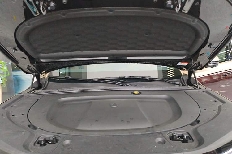 Used Denza N8L 2025 Model Zunrong Model Engine Bay
