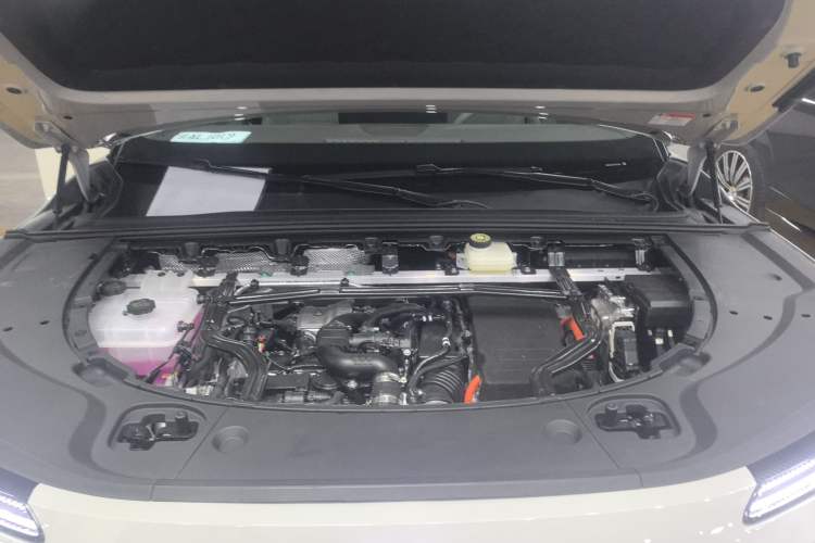 Used Denza N8L 2025 Model Zunrong Model Engine Bay