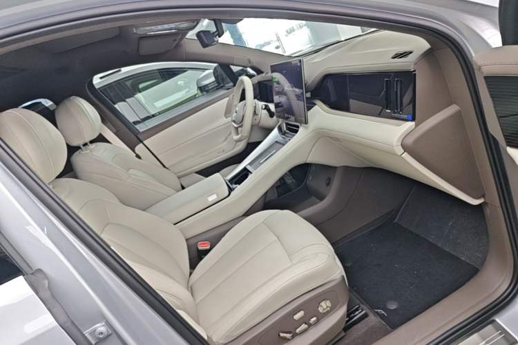 Used Denza N8L 2025 Model Flagship Model Right Front Seat