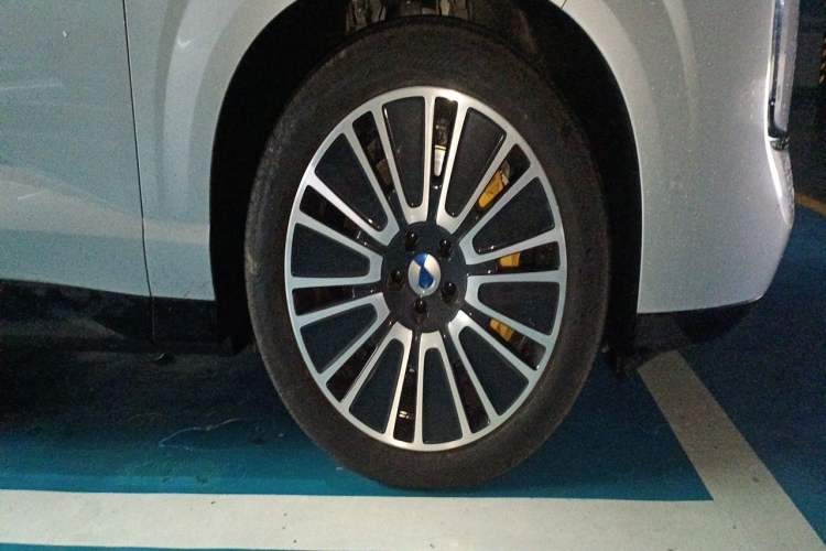 Used Denza N8L 2025 Model Flagship Model Right Front Wheel Hub