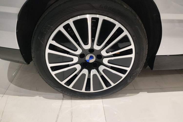 Used Denza N8L 2025 Model Flagship Model Right Rear Wheel Hub