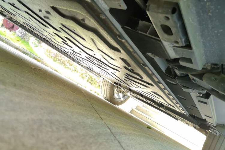 Used Denza N9 2025 Flagship Model Chassis Front Left