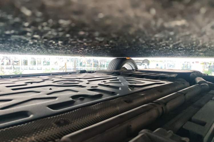 Used Denza N9 2025 Flagship Model Chassis Front Right