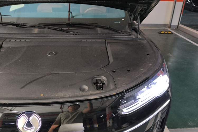 Used Denza N9 2025 Flagship Model Engine Bay Left