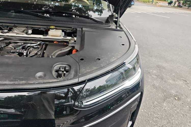 Used Denza N9 2025 Flagship Model Engine Bay Left