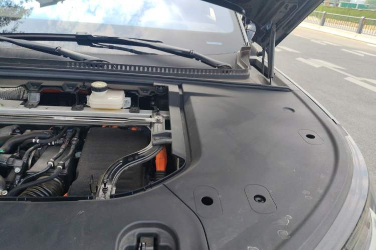 Used Denza N9 2025 Flagship Model Engine Bay Left