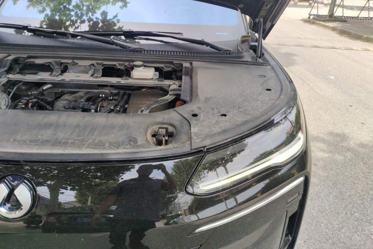 Used Denza N9 2025 Flagship Model Engine Bay Left
