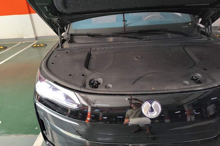 Used Denza N9 2025 Flagship Model Engine Bay Right