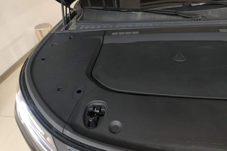 Used Denza N9 2025 Prestige Version Engine Bay Right