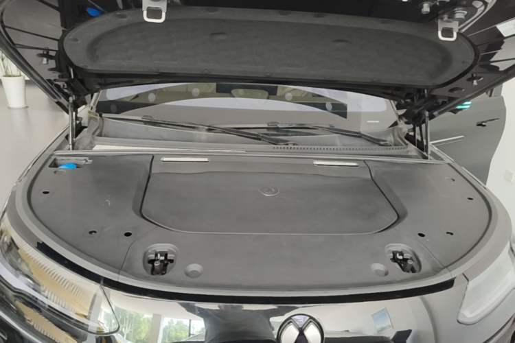Used Denza N9 2025 Prestige Version Engine Bay
