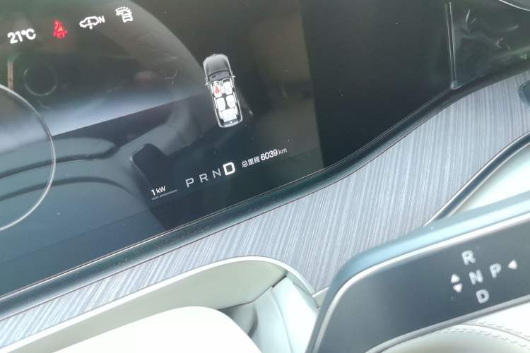 Used Denza N9 2025 Flagship Model Odometer Close Up