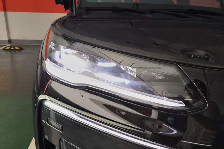 Used Denza N9 2025 Flagship Model Right Front Headlight