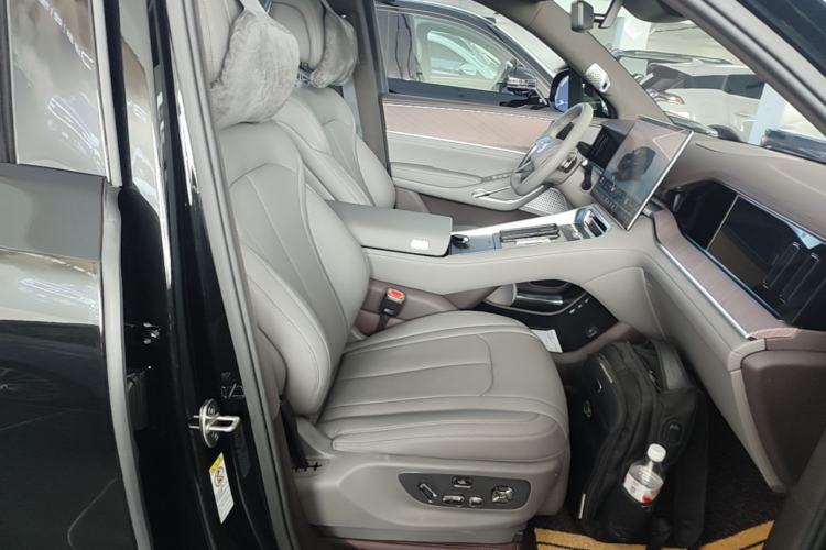 Used Denza N9 2025 Flagship Model Right Front Seat
