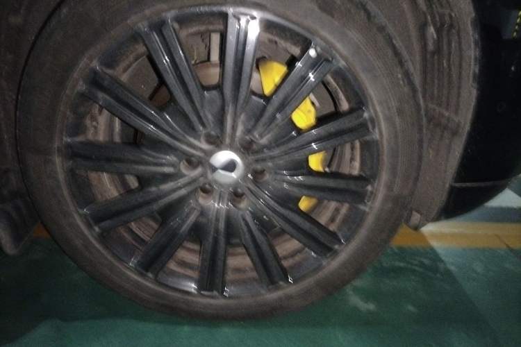 Used Denza N9 2025 Flagship Model Right Front Wheel Hub