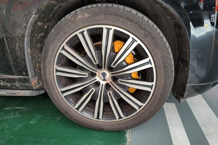 Used Denza N9 2025 Flagship Model Right Front Wheel Hub