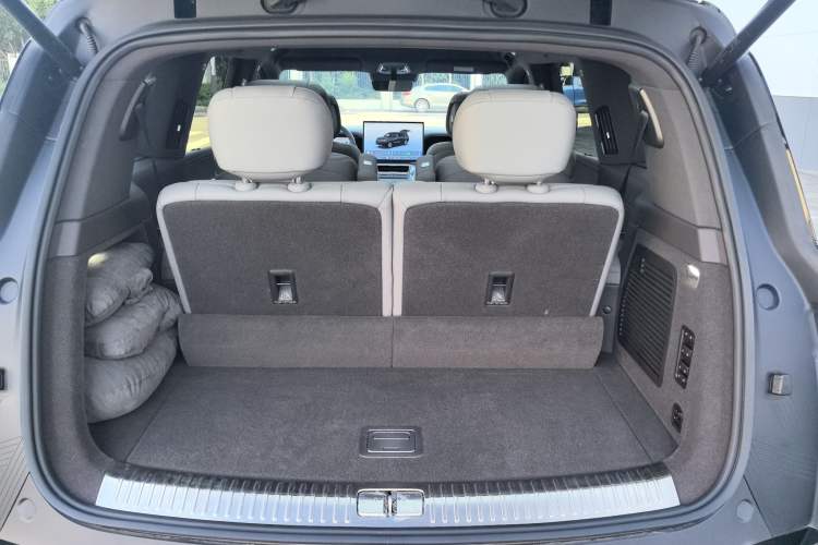 Used Denza N9 2025 Prestige Version Trunk