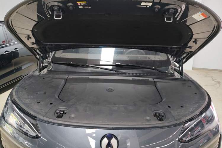 Used Denza N9 2025 Prestige Version Engine Bay