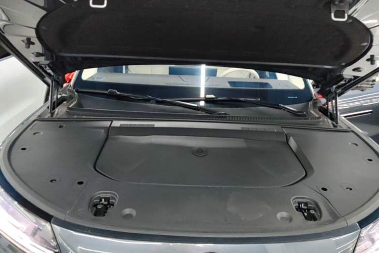 Used Denza N9 2025 Prestige Version Engine Bay