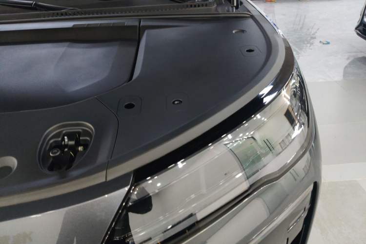 Used Denza N9 2025 Flagship Model Engine Bay Left