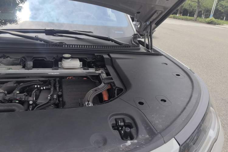 Used Denza N9 2025 Flagship Model Engine Bay Left
