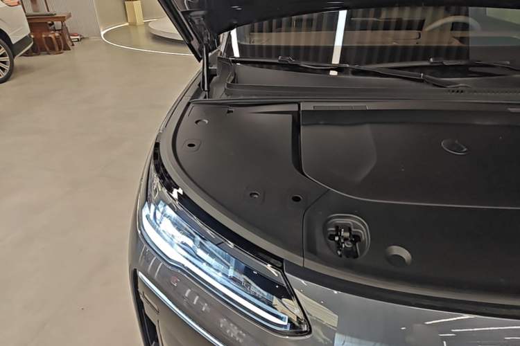 Used Denza N9 2025 Flagship Model Engine Bay Right