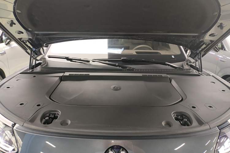 Used Denza N9 2025 Prestige Version Engine Bay