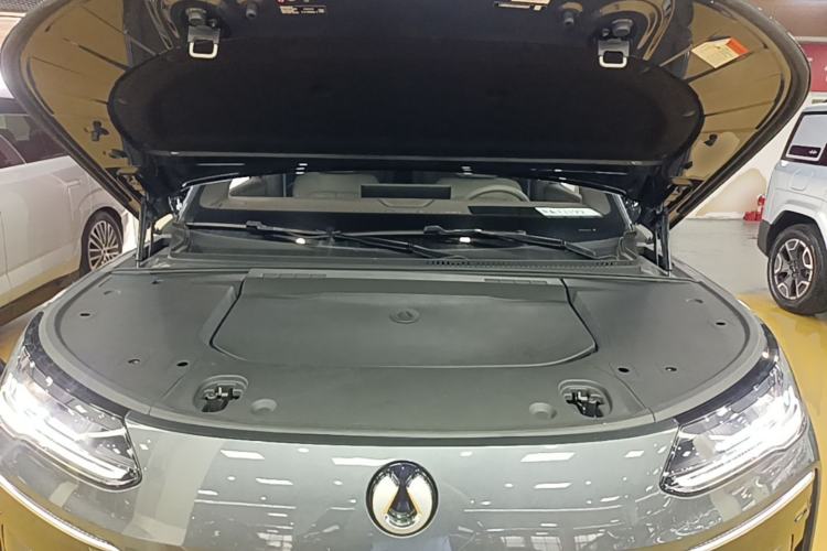 Used Denza N9 2025 Prestige Version Engine Bay