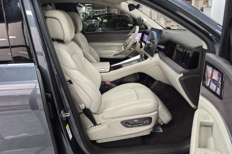 Used Denza N9 2025 Flagship Model Interior 3