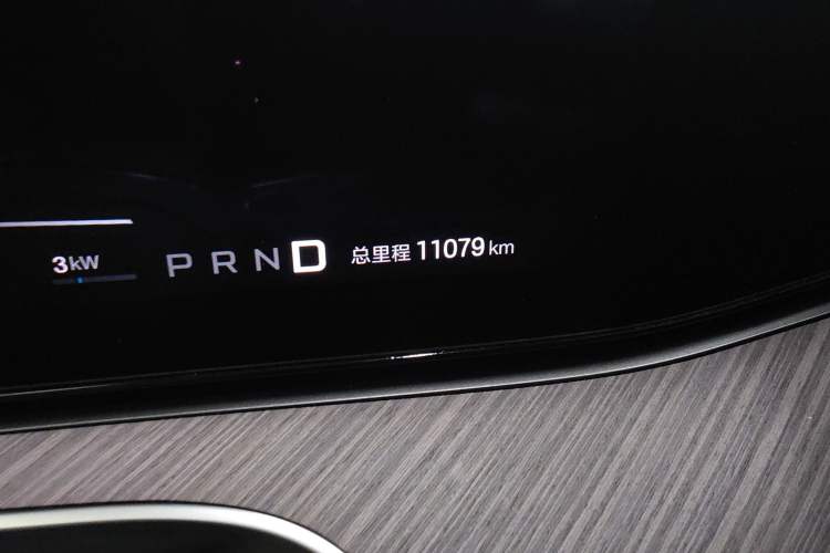 Used Denza N9 2025 Flagship Model Odometer Close Up