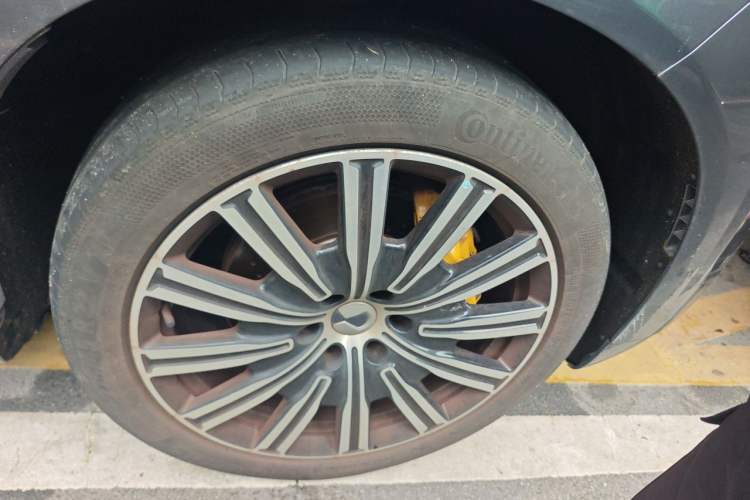 Used Denza N9 2025 Prestige Version Right Front Wheel Hub