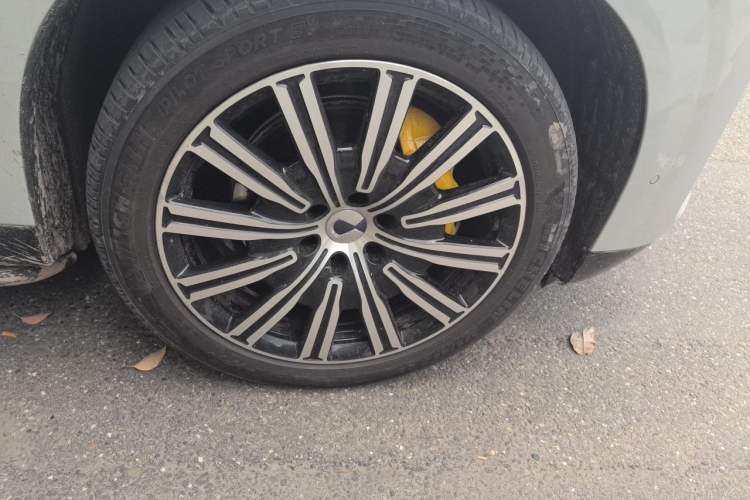 Used Denza N9 2025 Flagship Model Right Front Wheel Hub