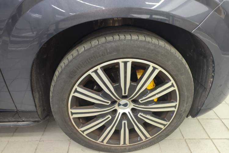 Used Denza N9 2025 Flagship Model Right Front Wheel Hub