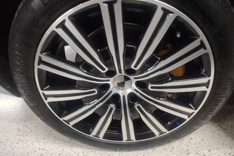 Used Denza N9 2025 Flagship Model Right Rear Wheel Hub