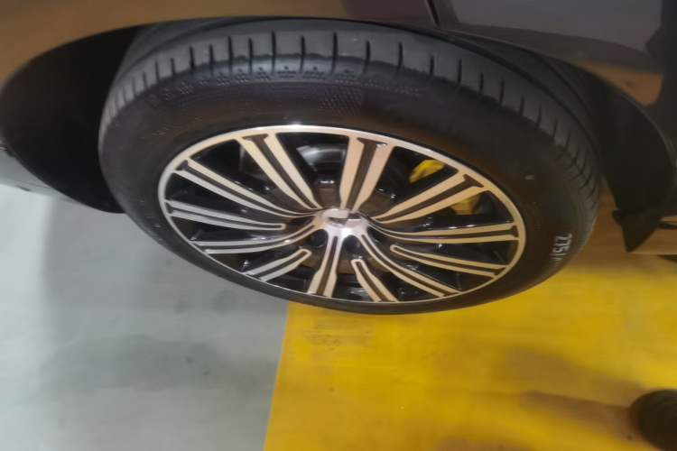 Used Denza N9 2025 Flagship Model Right Rear Wheel Hub