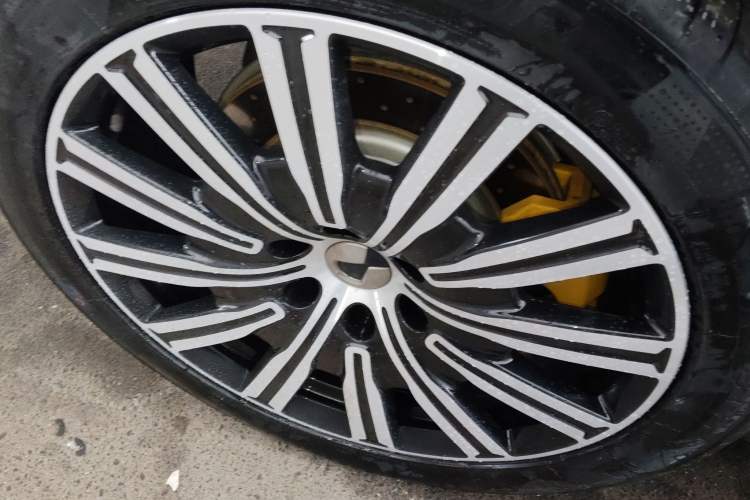 Used Denza N9 2025 Flagship Model Right Rear Wheel Hub