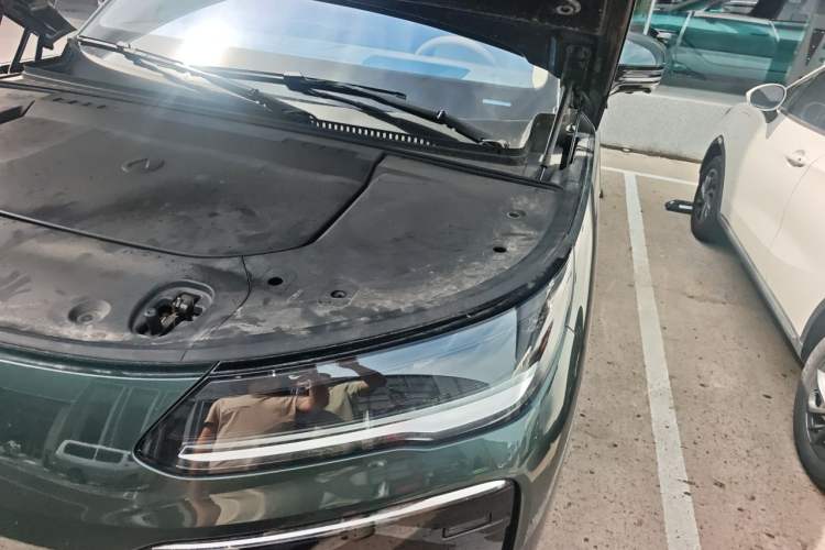 Used Denza N9 2025 Flagship Model Engine Bay Left