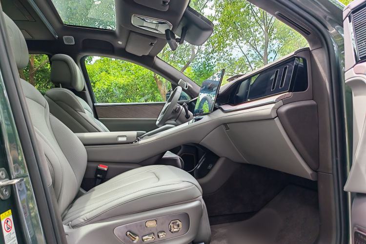 Used Denza N9 2025 Flagship Model Right Front Seat